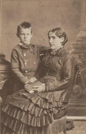 Kee Vos en haar zoon Jan, c. 1881